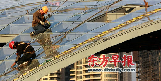 今后，上海還將限制處于人流密集、流動性大的區(qū)域內的建筑物安裝玻璃幕墻。徐曉林 早報資料